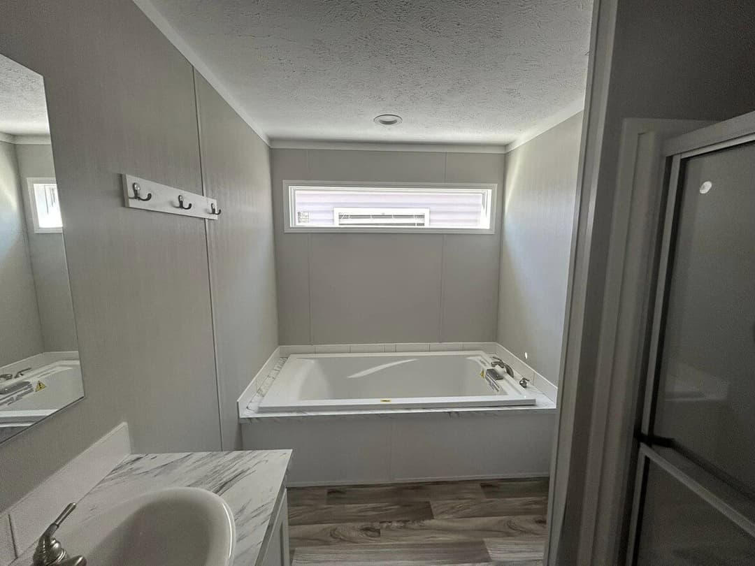 Country manor 28563m bathroom home features
