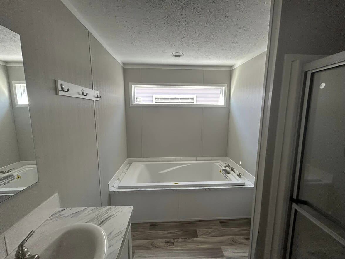 Country manor 28563m bathroom home features
