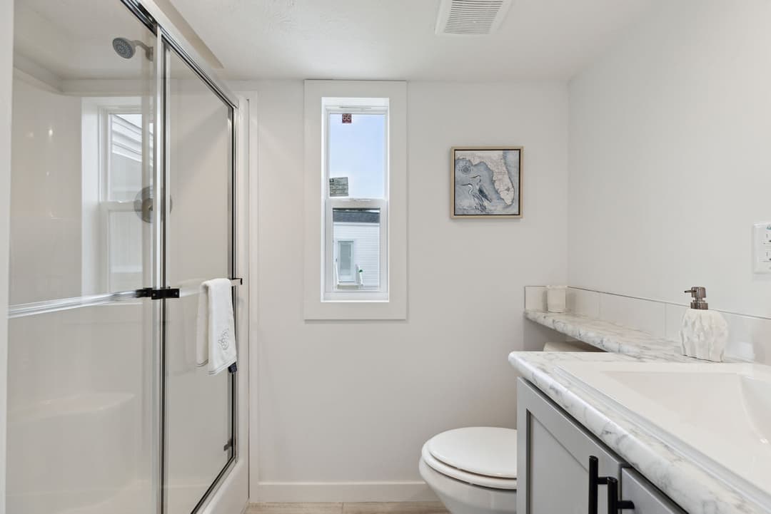 Park model 528 070 bathroom home features