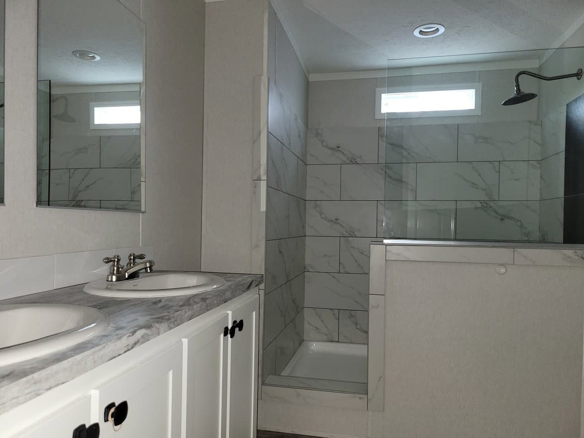 Country manor 16763m bathroom home features