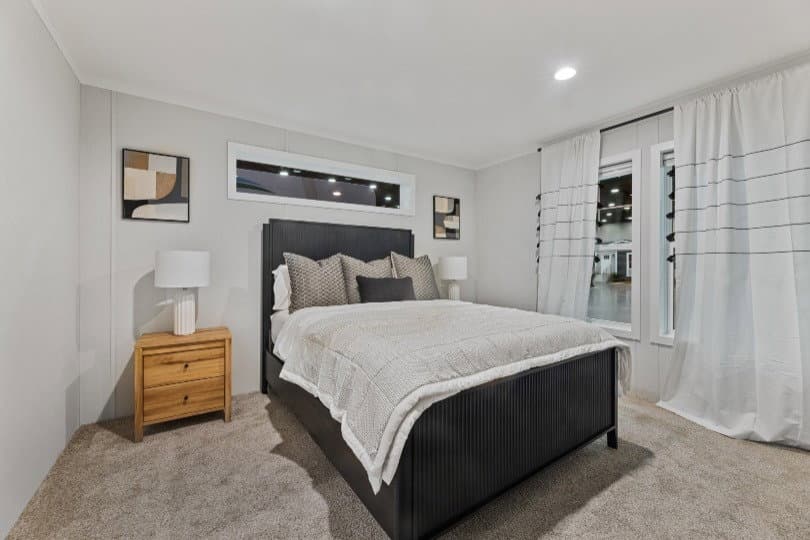 Vivid 28603n bedroom home features