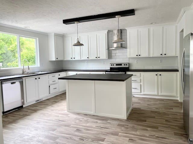 Country manor 32663m kitchen home features