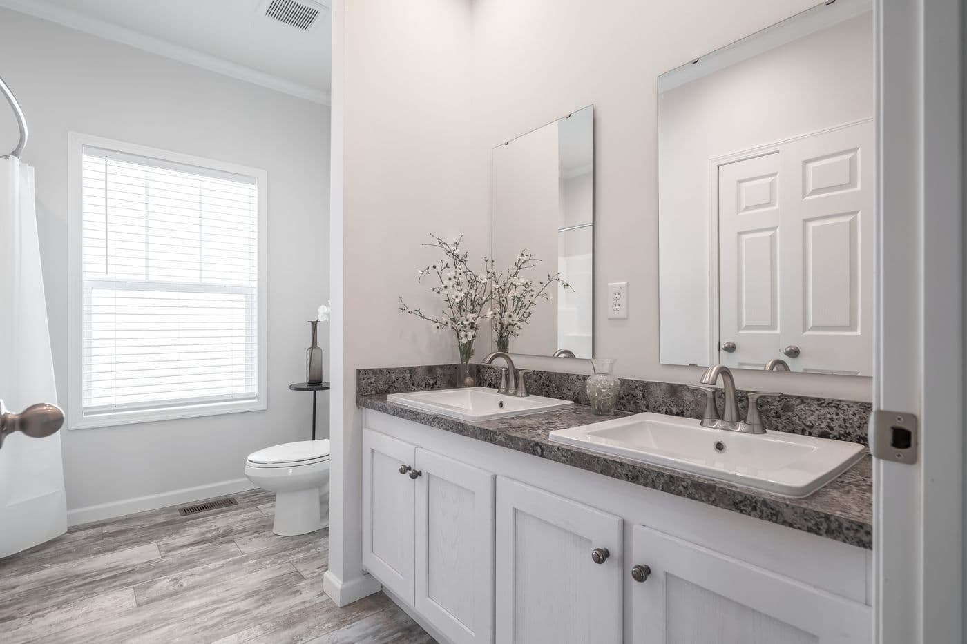 4872 enterprise 32x76 hud bathroom home features