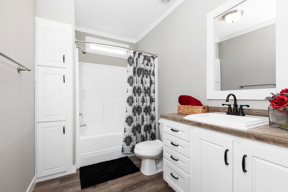  southern belle 4br bathroom home features