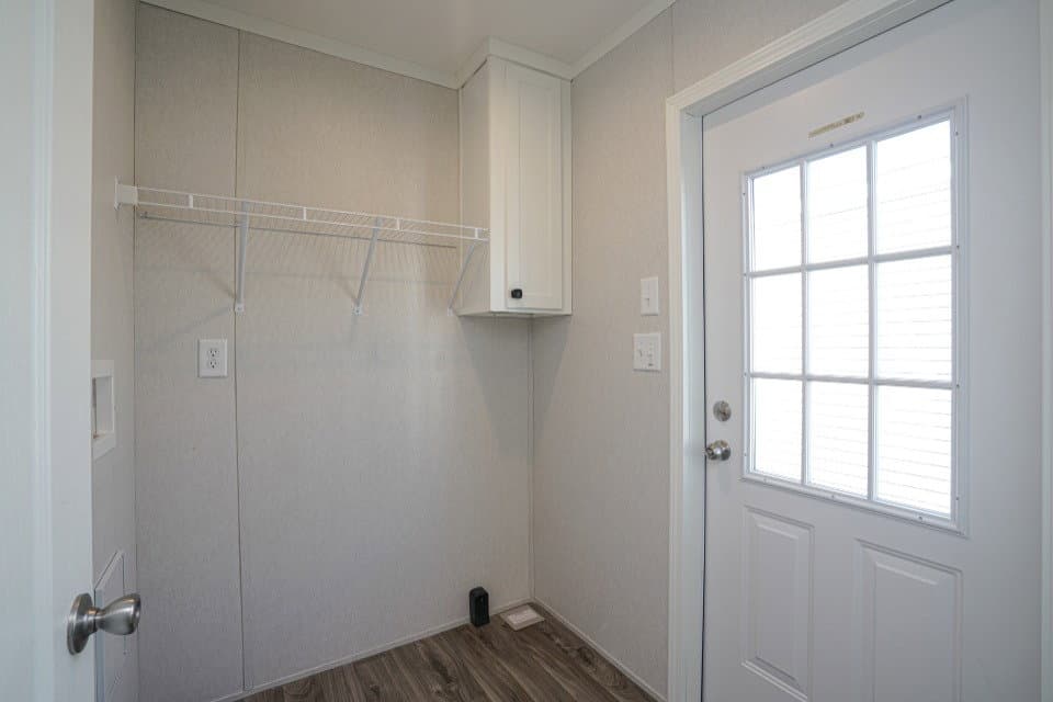 Velocity 16763l interior home features