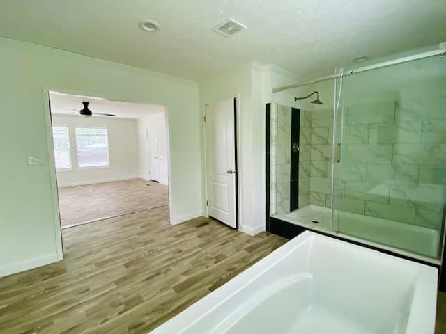 Country manor 32663m bathroom home features