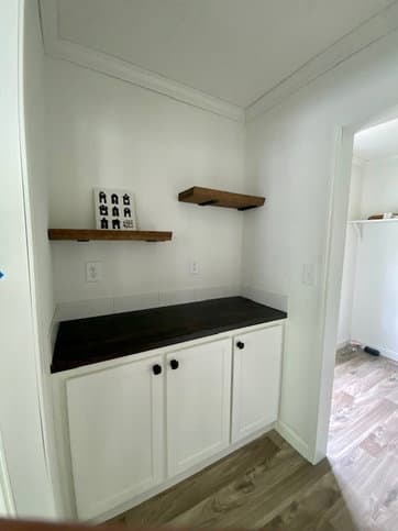 Country manor 32663m interior home features