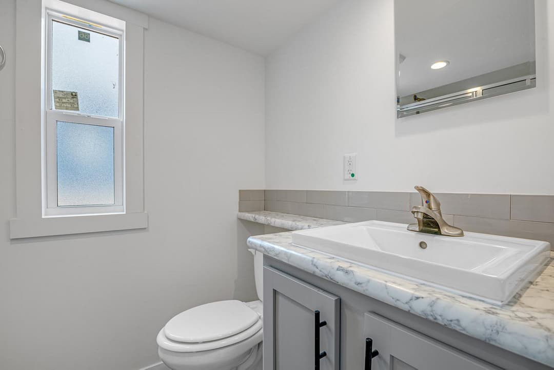 Park model 528l bathroom home features