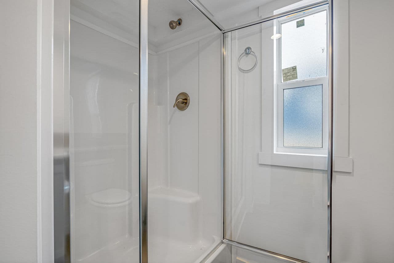 Park model 528l bathroom home features