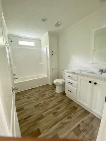 Country manor 32663m bathroom home features