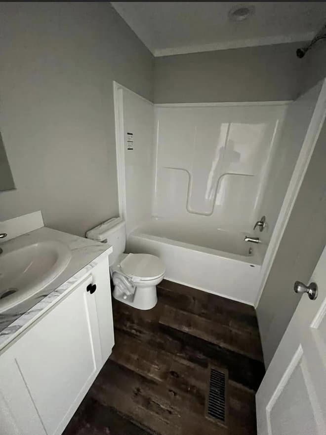Country manor 16763m bathroom home features