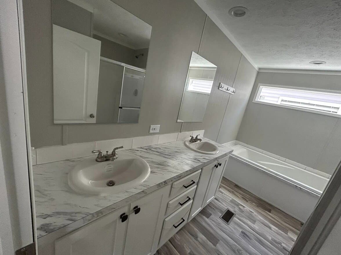 Country manor 28563m bathroom home features